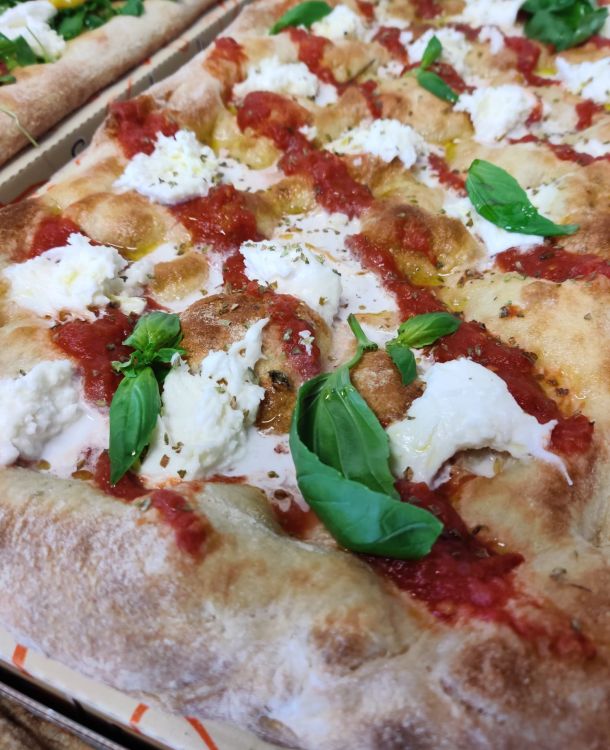 pizza pomodoro e mozzarella